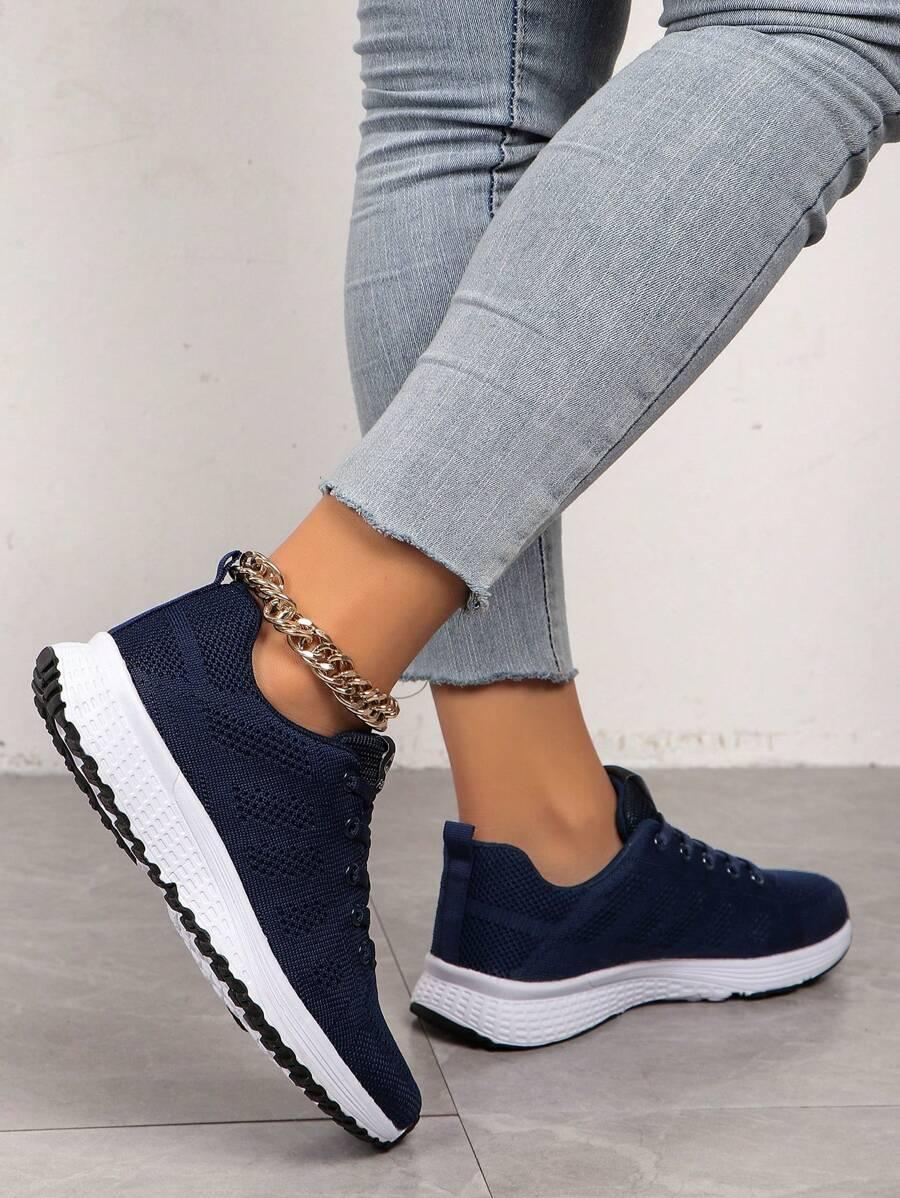 granatowe buty sportowe