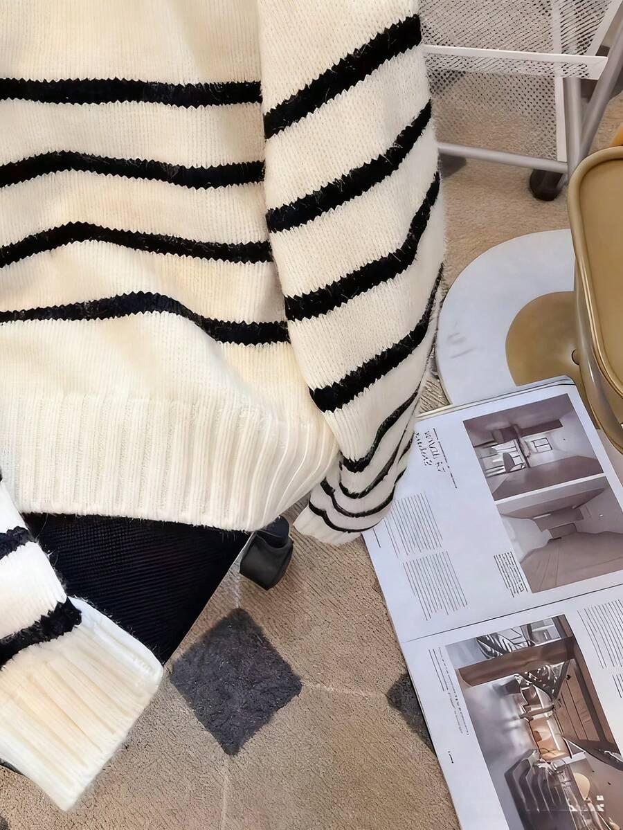 SWETER W PASKI OKRĄGŁY DEKOLT