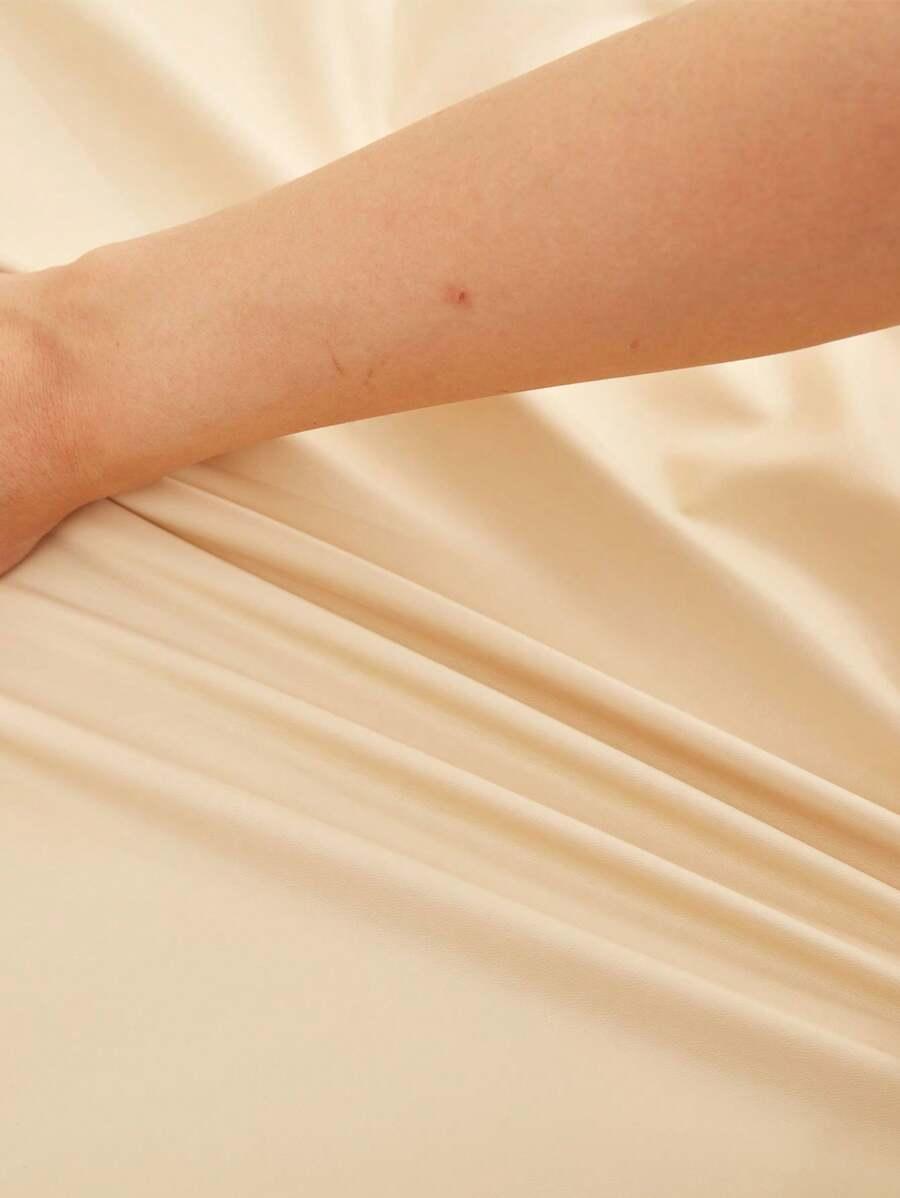 kremowy wodoodporny obrus