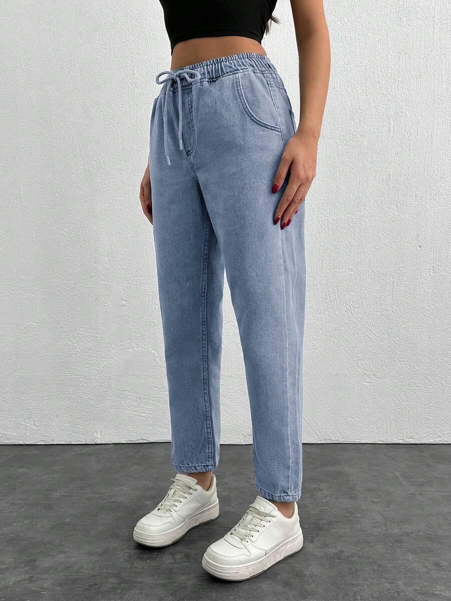 niebieskie spodnie jeans