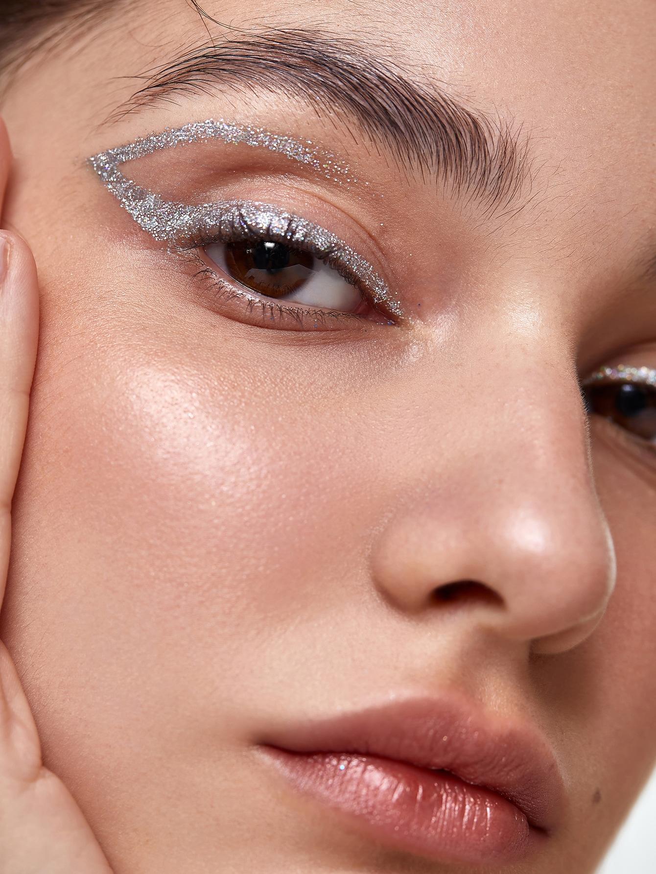 srebrny brokatowy eyeliner w pędzelku