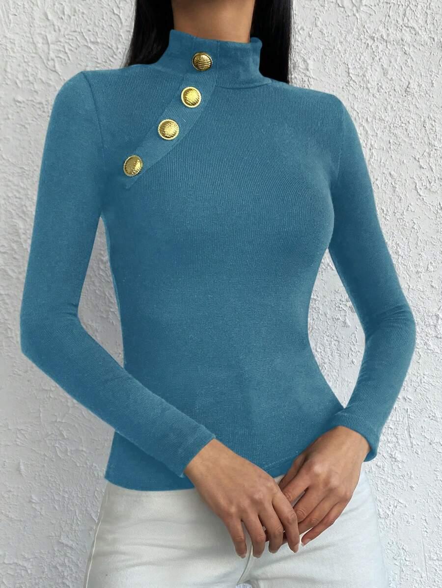 DOPASOWANY SWETER Z OZDOBNYMI GUZIKAMI 