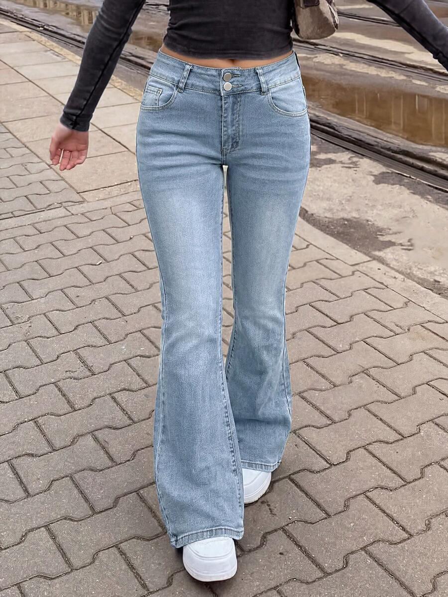 niebieskie spodnie jeans dzwony