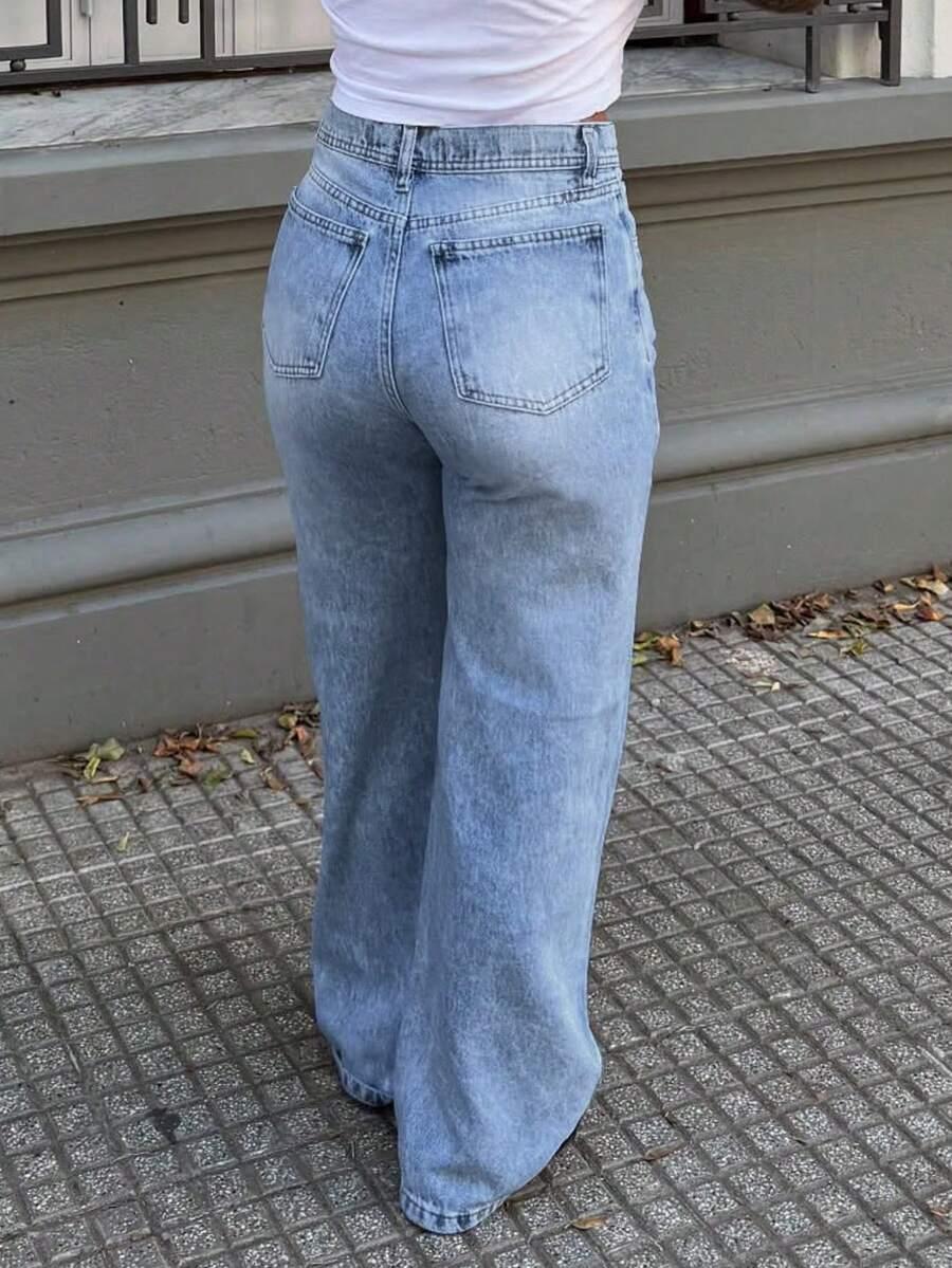 niebieskie spodnie jeans