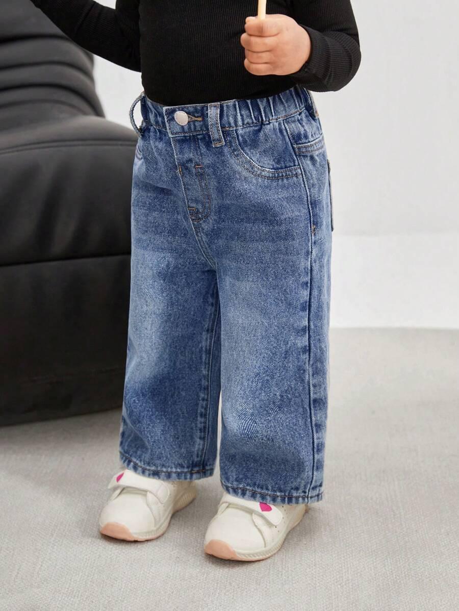 niebieskie spodenki jeans