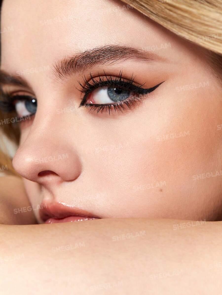 czarny eyeliner do oczu black