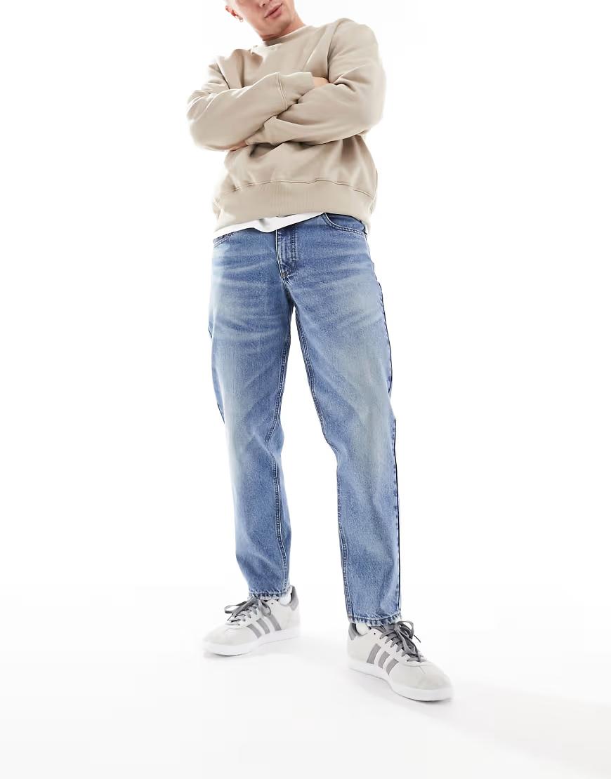 niebieskie spodnie jeans zamek