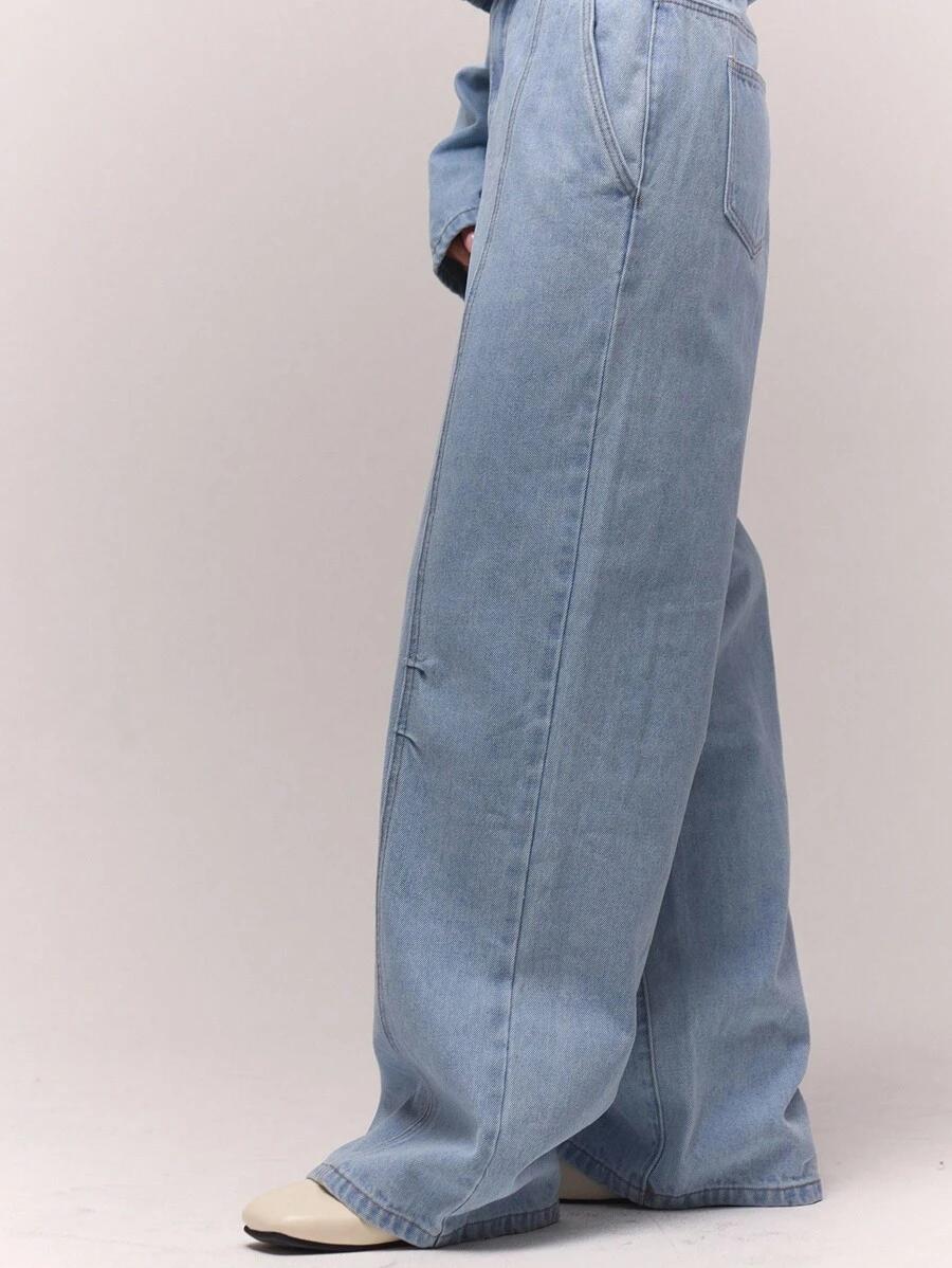 niebieskie spodnie jeans