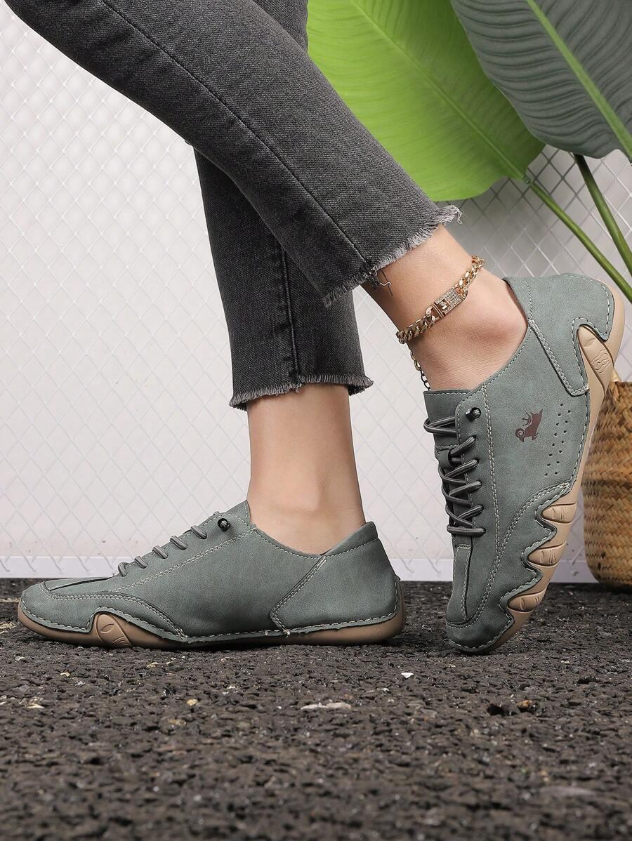 sznurowane zielone buty sportowe