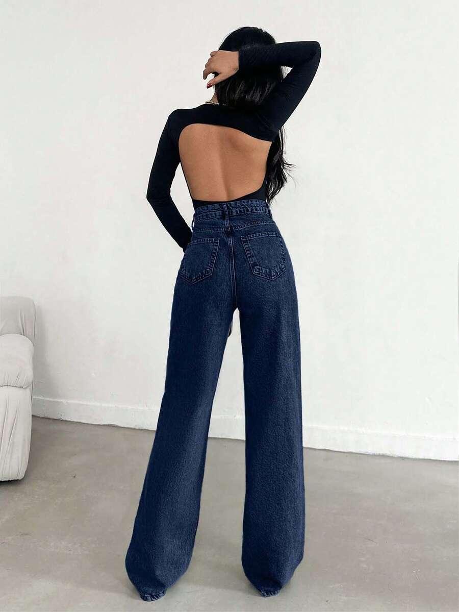 niebieskie spodnie jeans