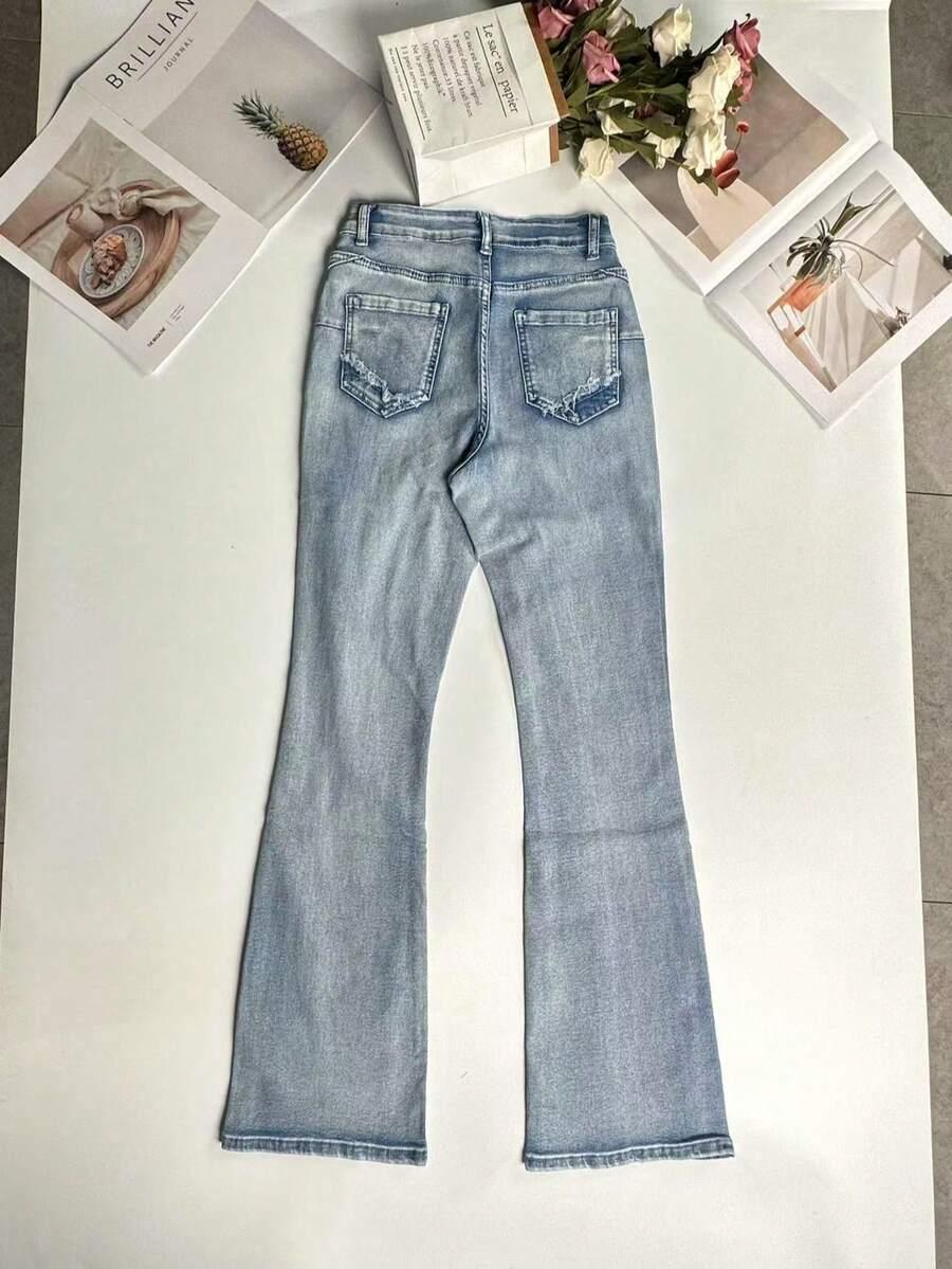 niebieskie spodnie flare jeans