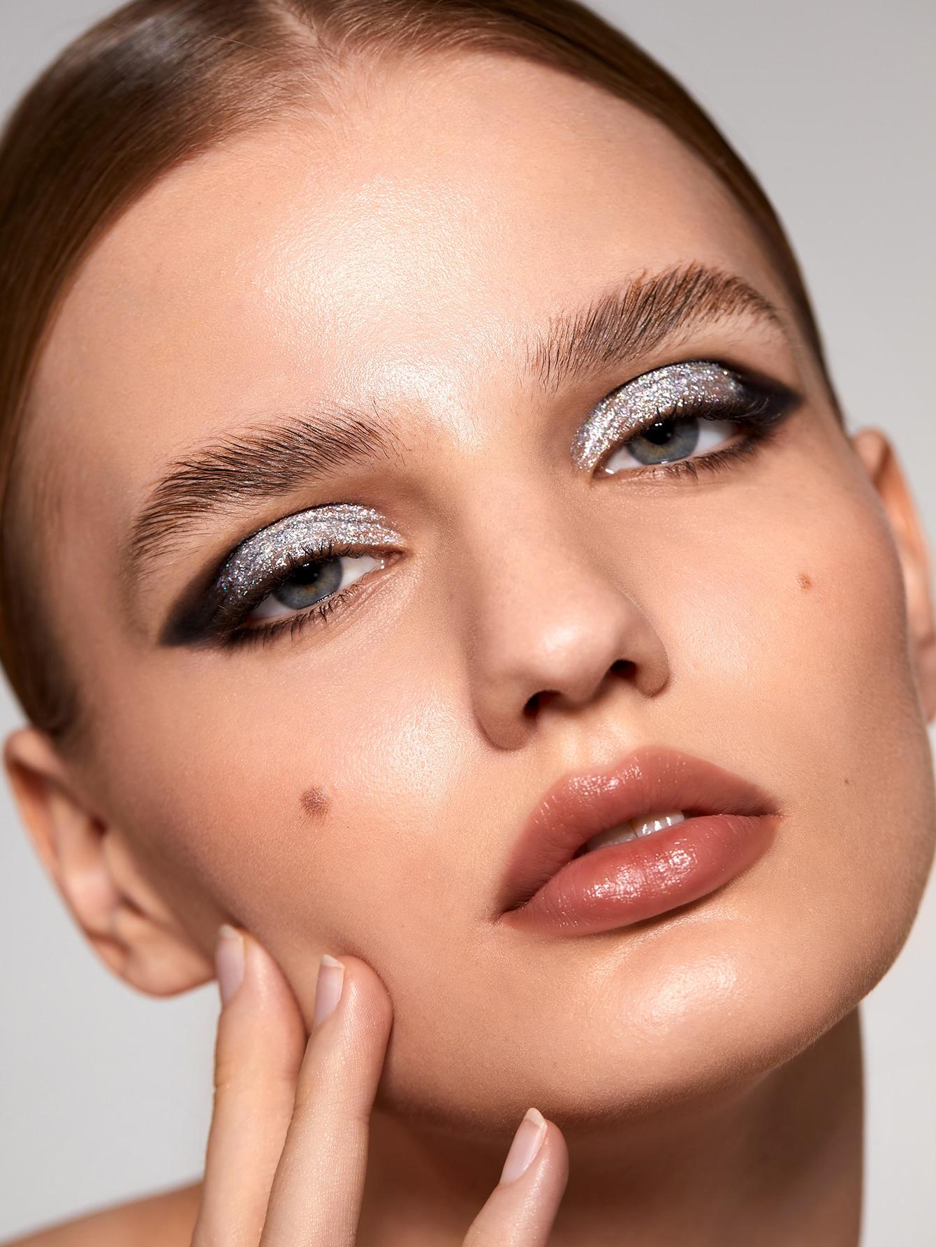 srebrny brokatowy eyeliner w pędzelku