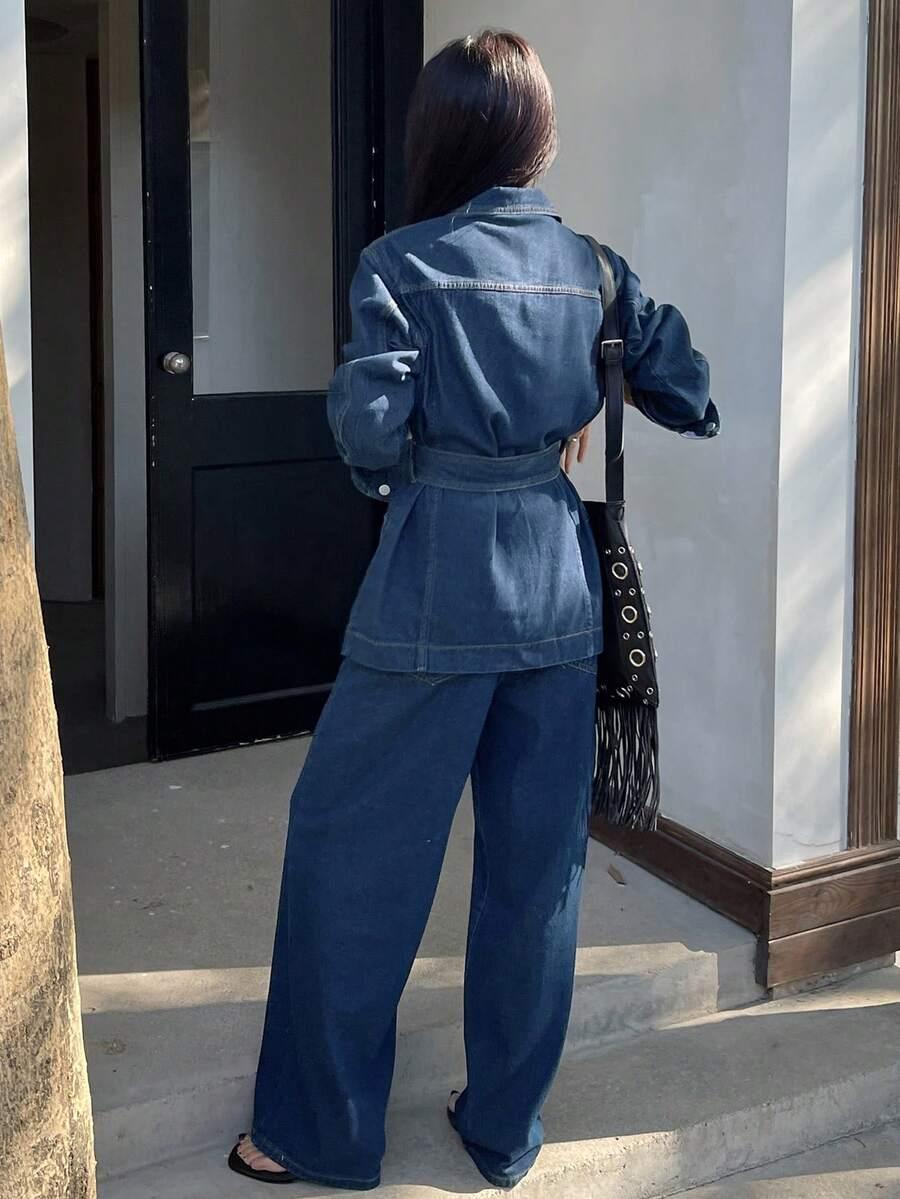 niebieskie spodnie jeans
