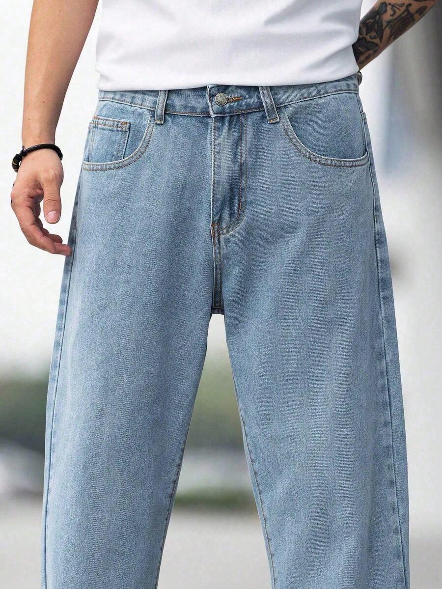 niebieskie spodnie jeans