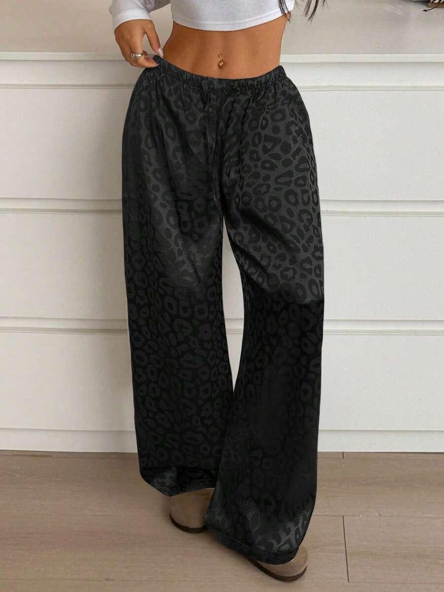 czarne spodnie animal print