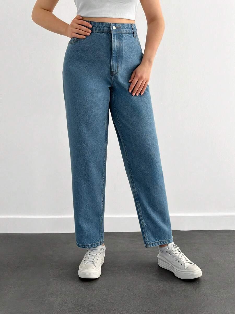 niebieskie spodnie jeans