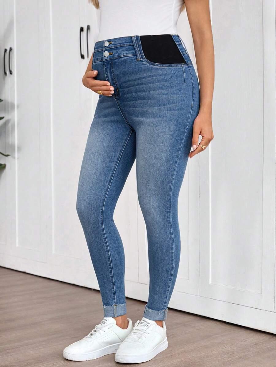 niebieskie spodnie jeans