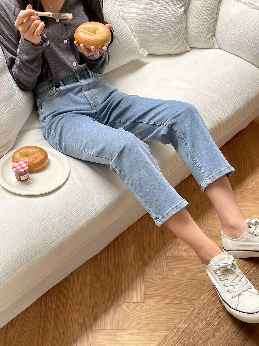 niebiskie spodnie jeans