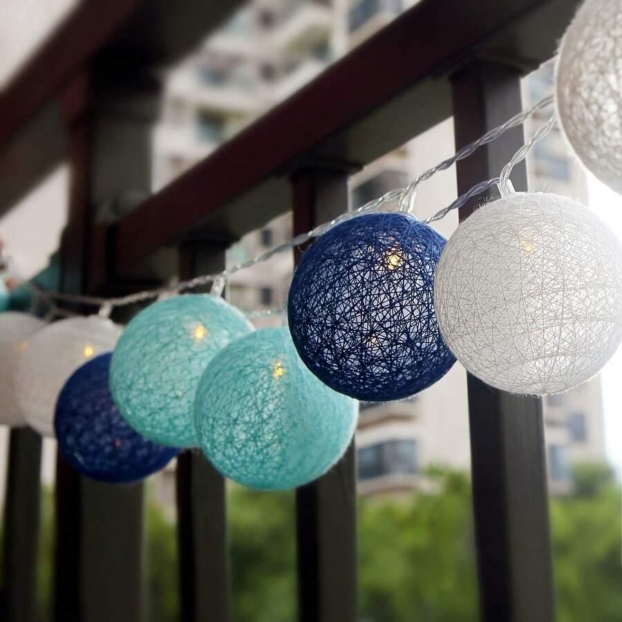 niebieskie lampki dekoracyjne