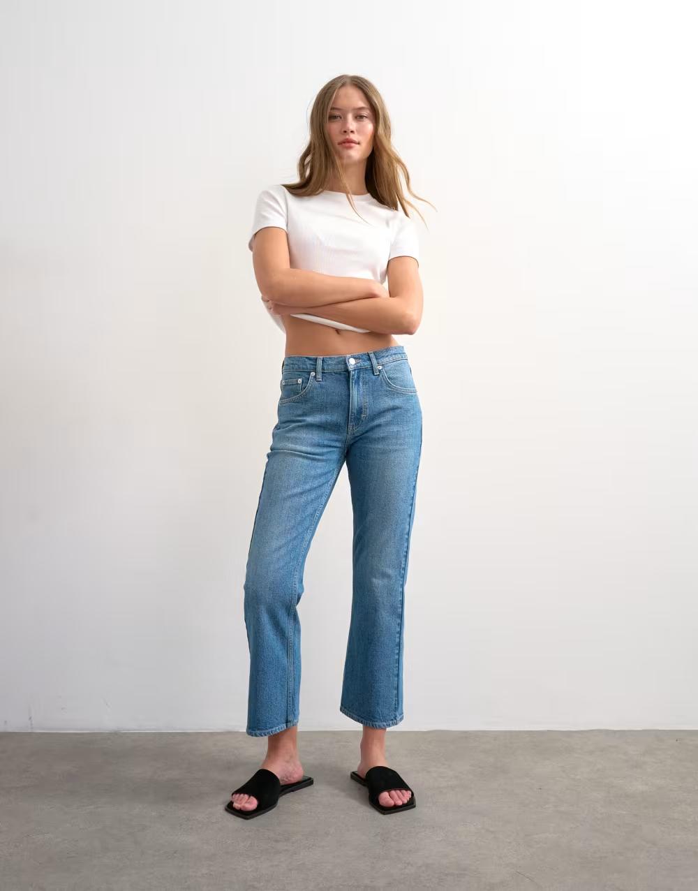 niebieskie spodnie jeans kieszenie