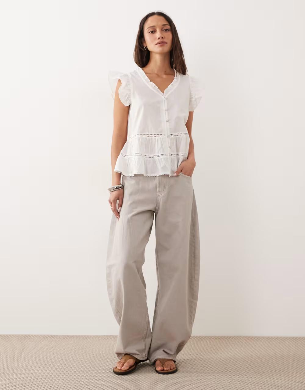 biała bluzka bez rękawów v-neck