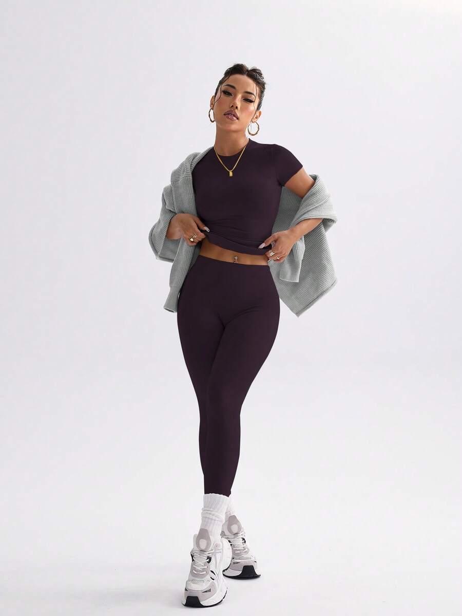 fioletowe sportowe legginsy