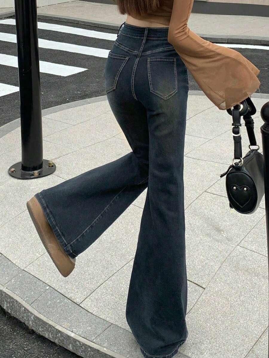 niebieskie spodnie jeans