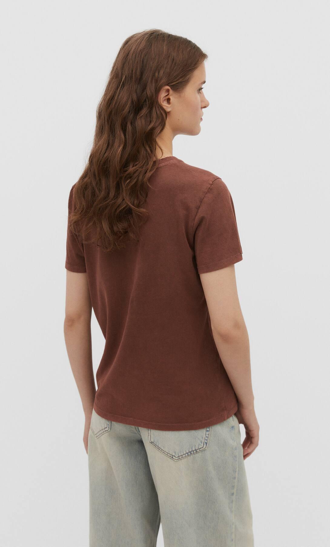 brązowy t-shirt z okrągłym dekoltem print połysk