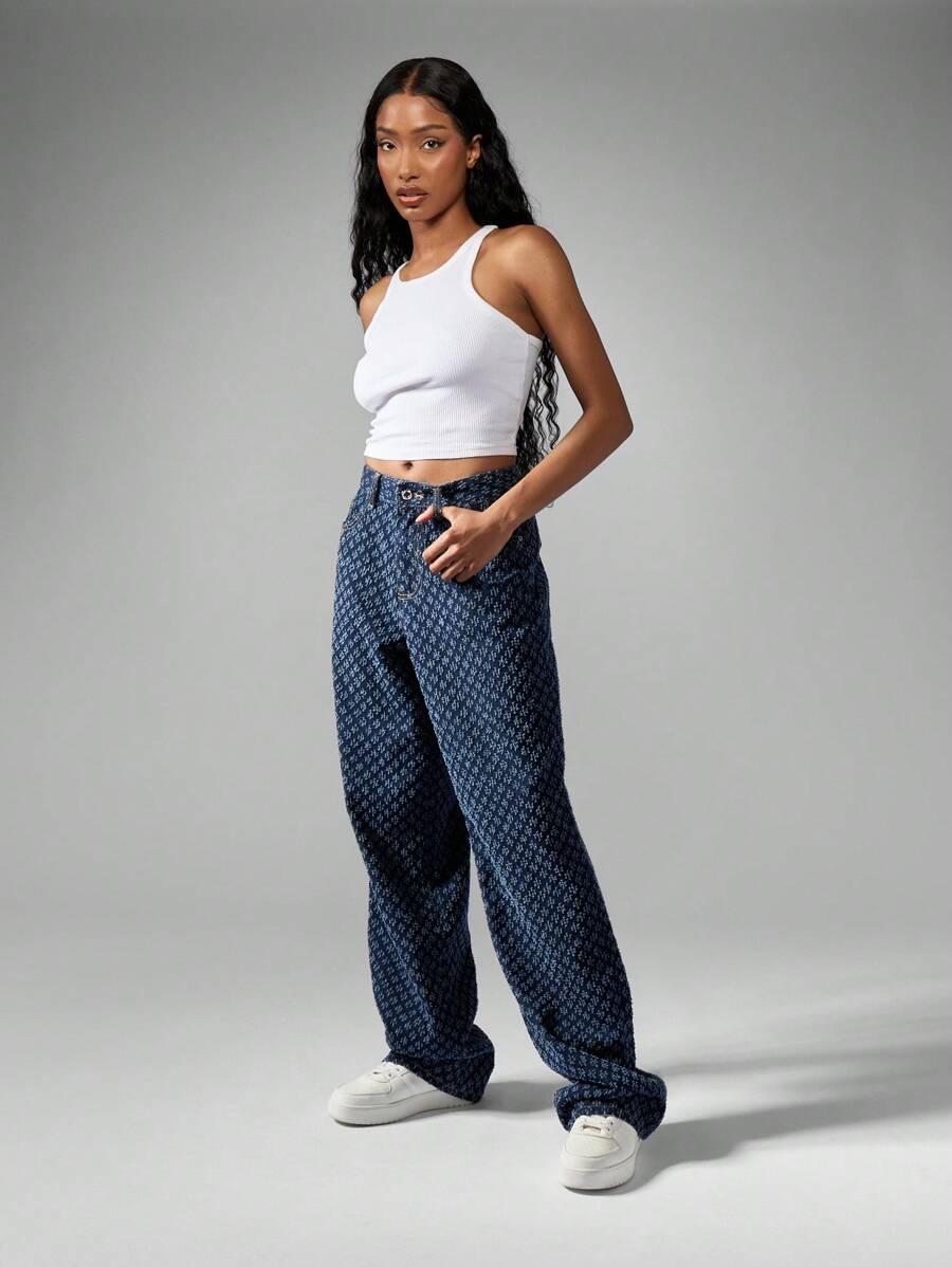 granatowe spodnie jeans