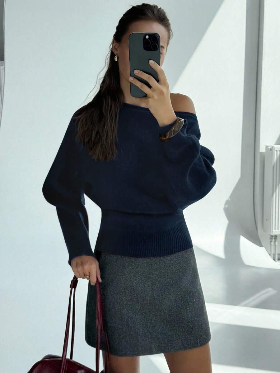 GRANATOWY SWETER ASYMETRYCZNY DEKOLT