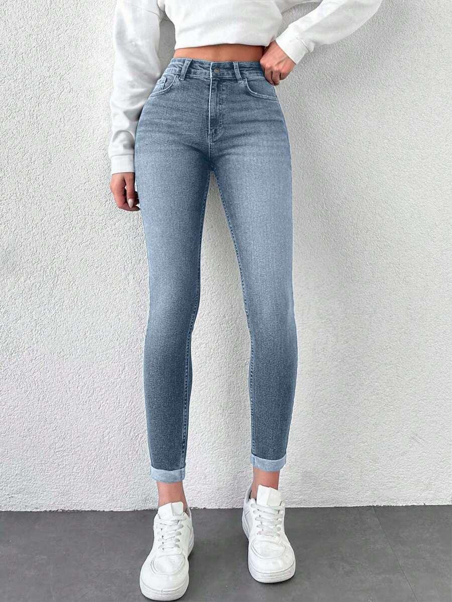 niebieskie spodnie jeans rurki