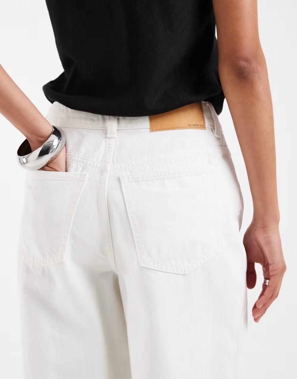 białe proste spodnie jeans