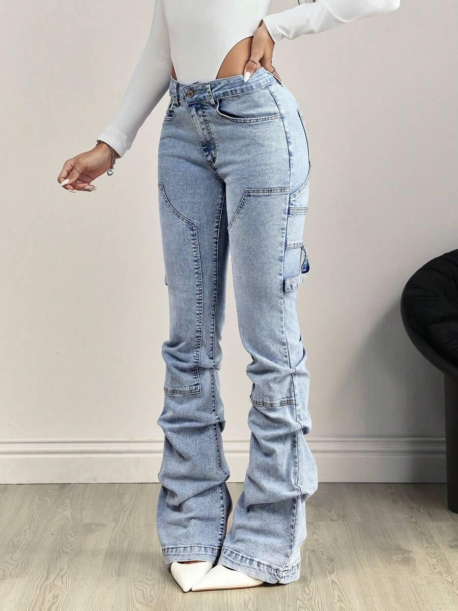 niebieskie spodnie jeans