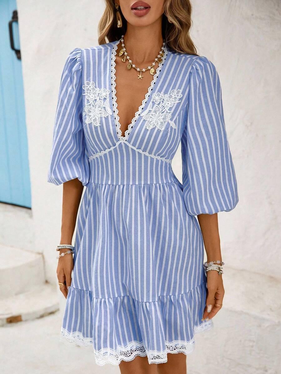 niebieska sukienka w paski v-neck