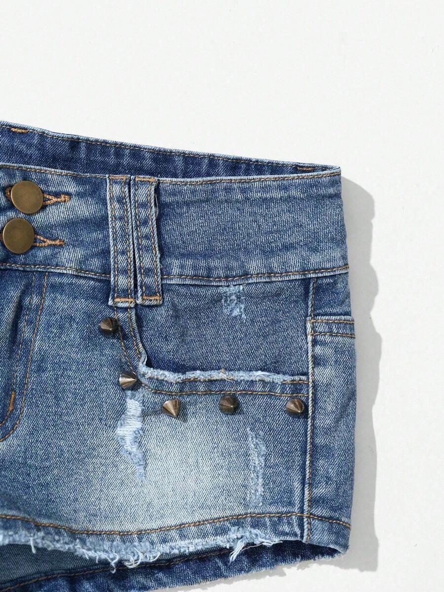 niebieskie krótkie spodenki jeans