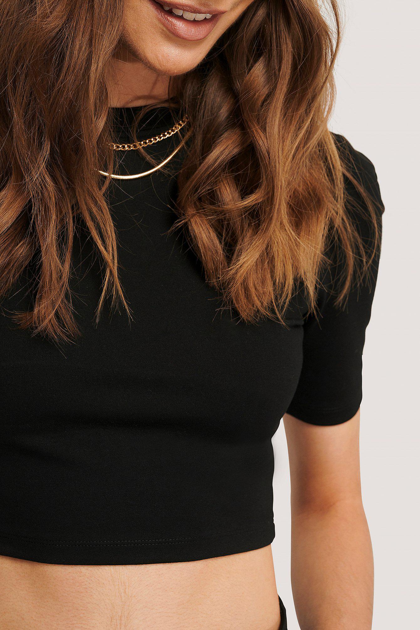 czarny crop top basic