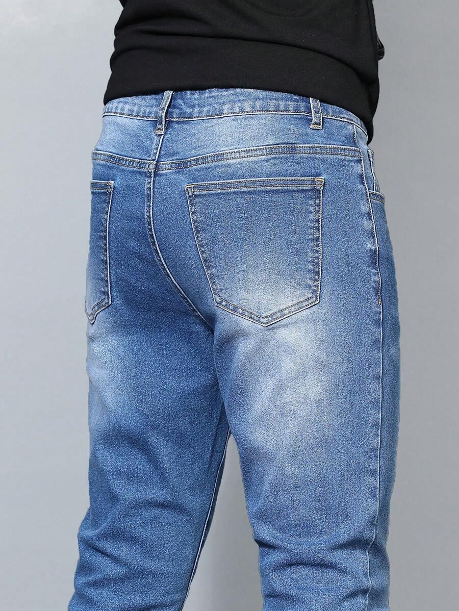 niebieskie spodnie jeans