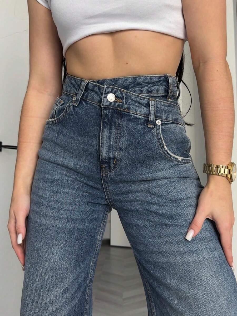 niebieskie spodnie jeans