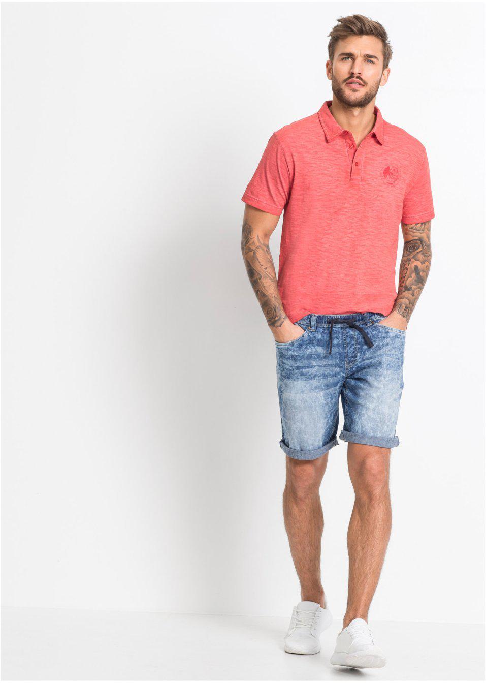 niebieskie spodenki jeans