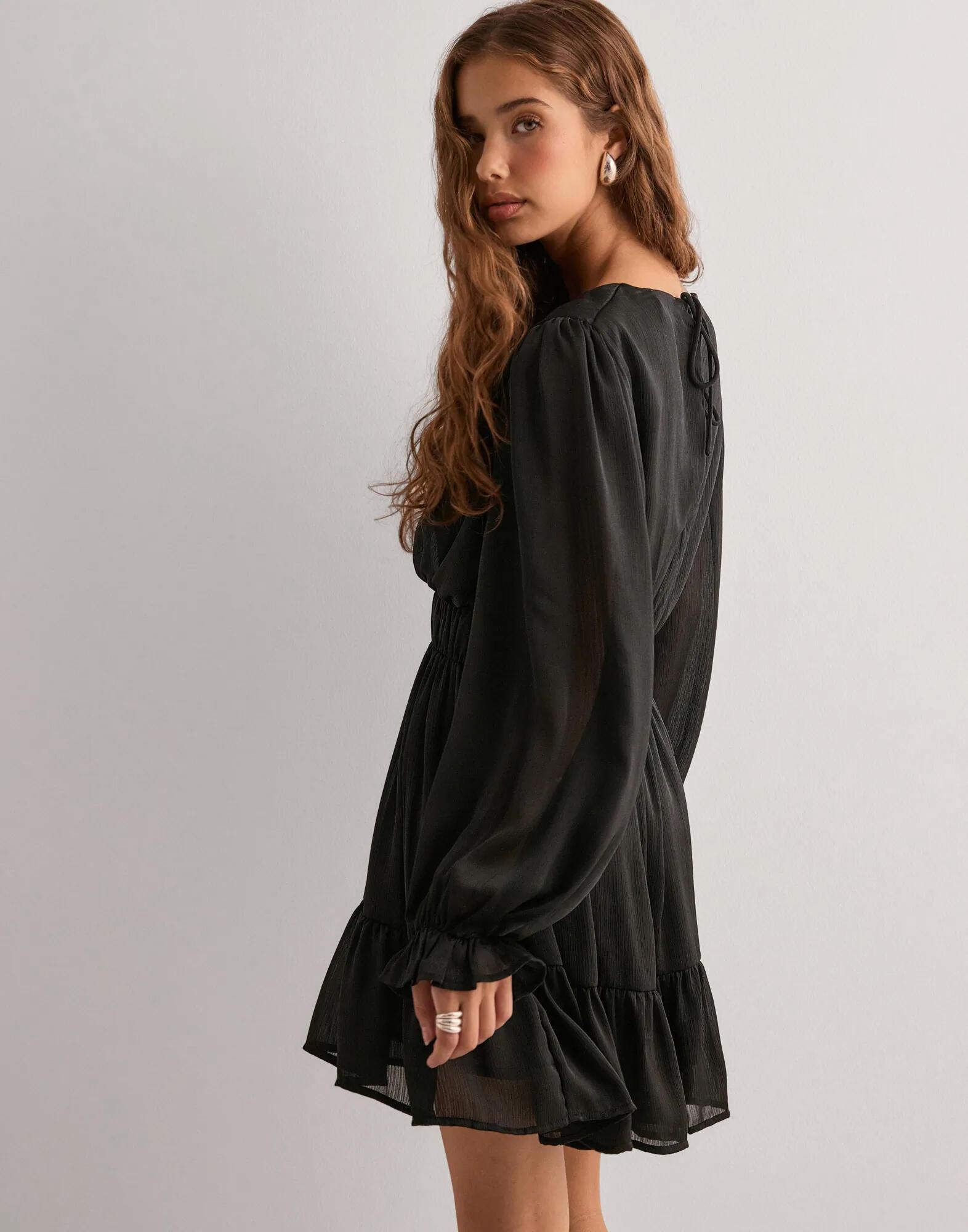 czarna sukienka falbany v neck