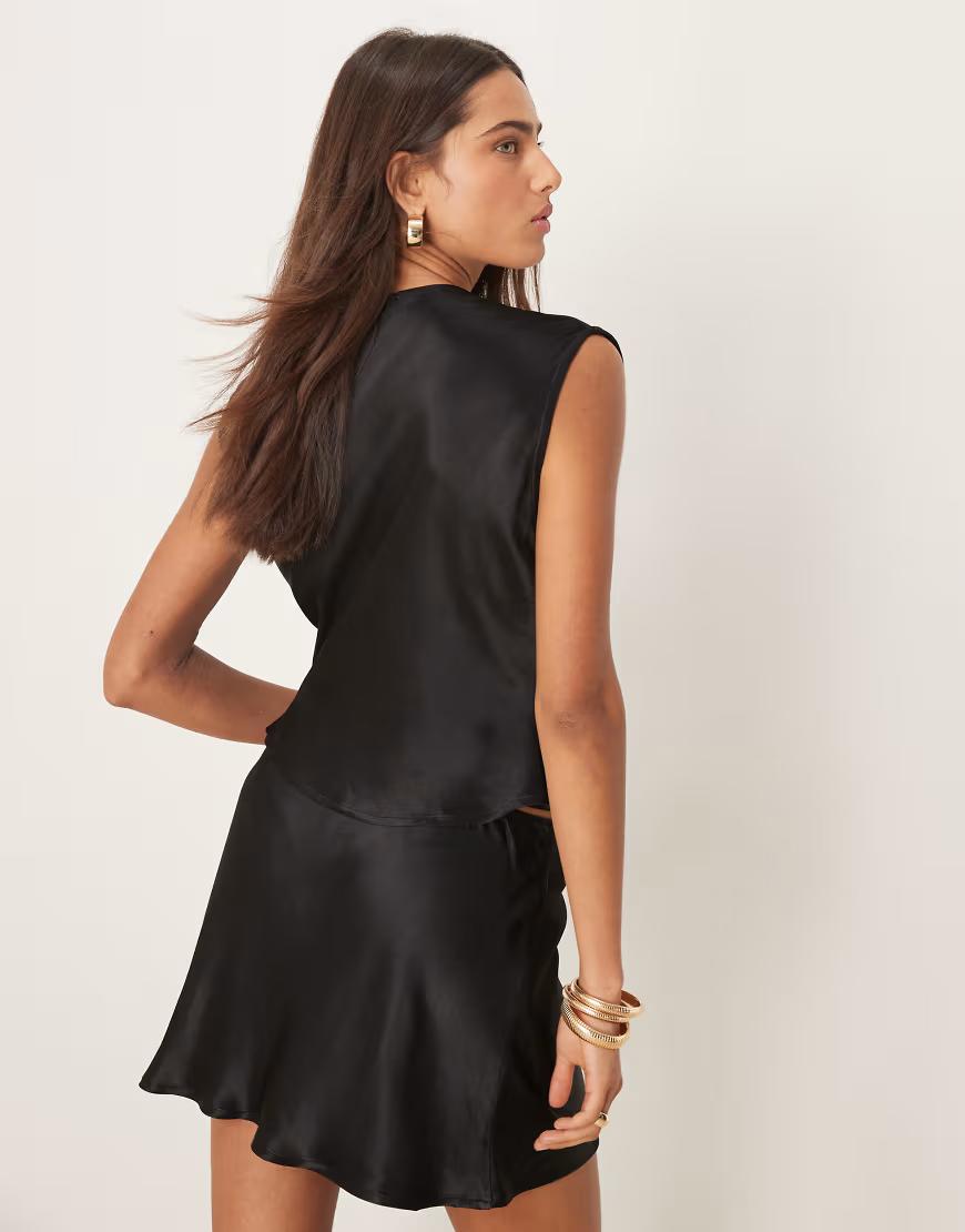 CZARNY SATYNOWY TOP 