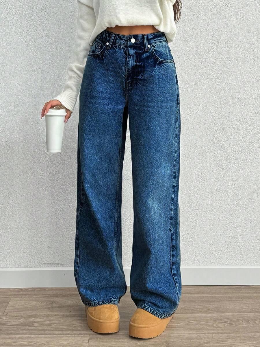 niebieskie spodnie jeans