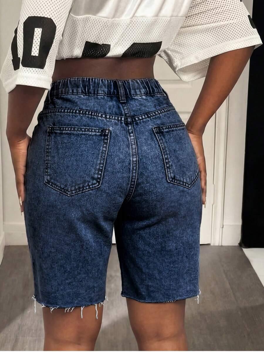 niebieskie krótkie spodenki jeans
