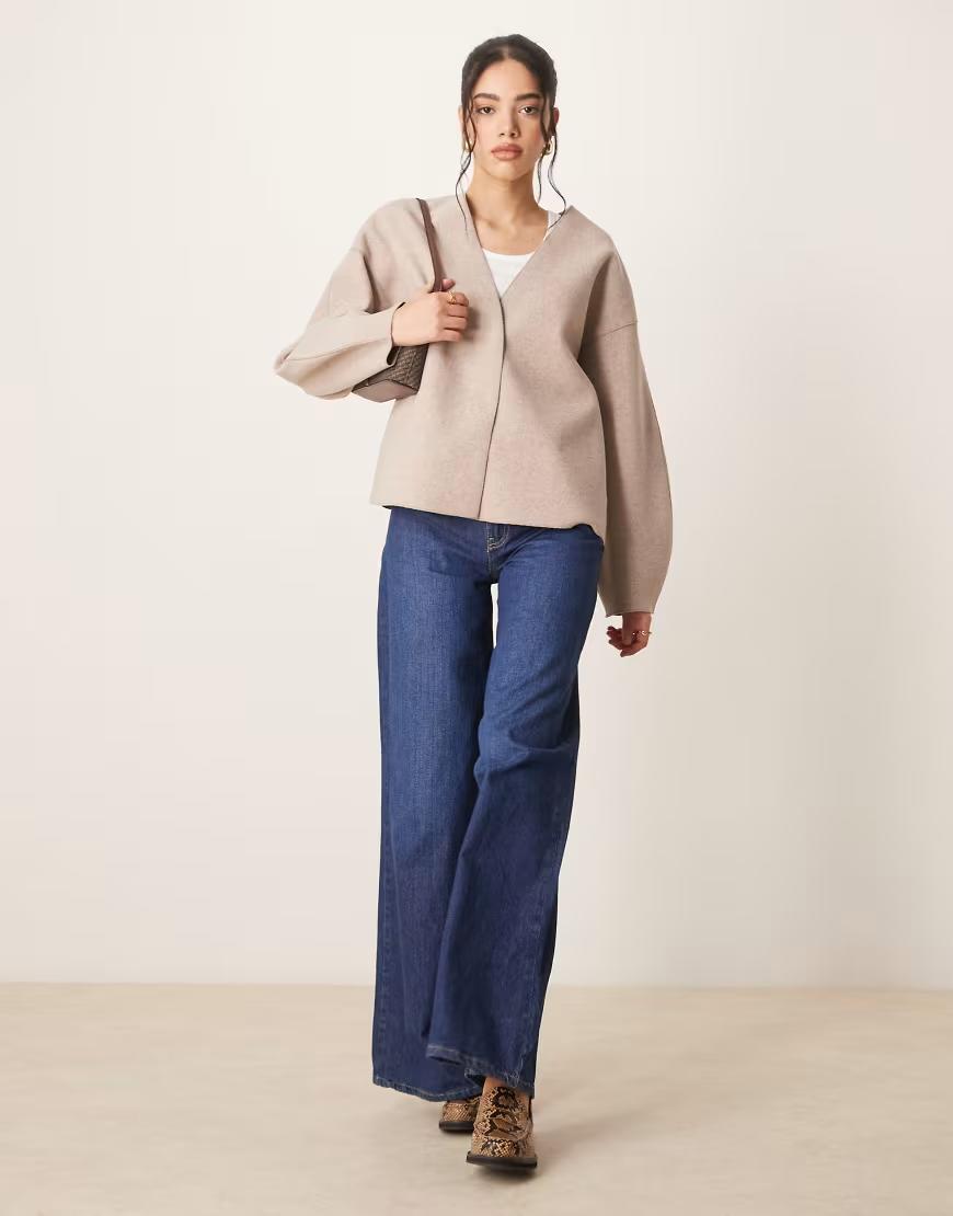 beżowa kurtka v-neck