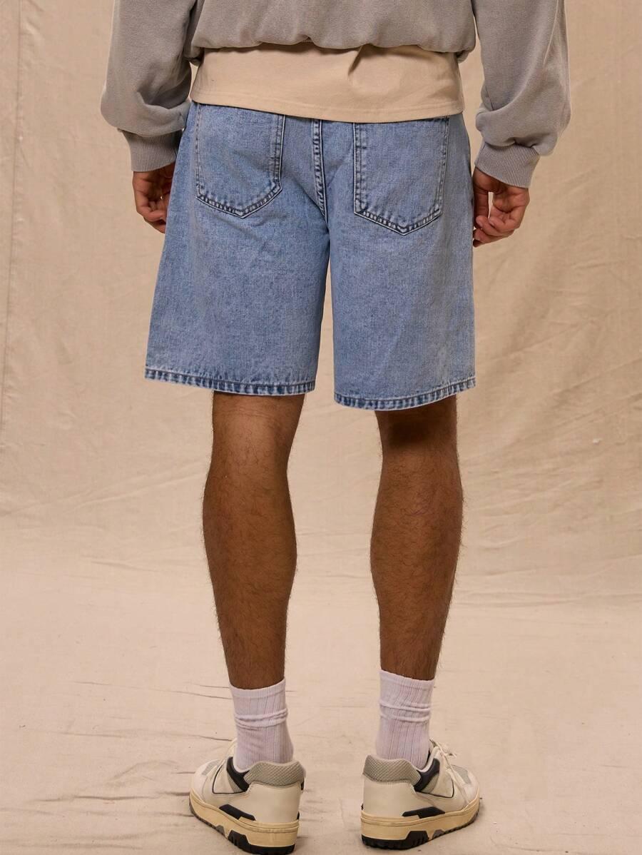 niebieskie spodenki jeans