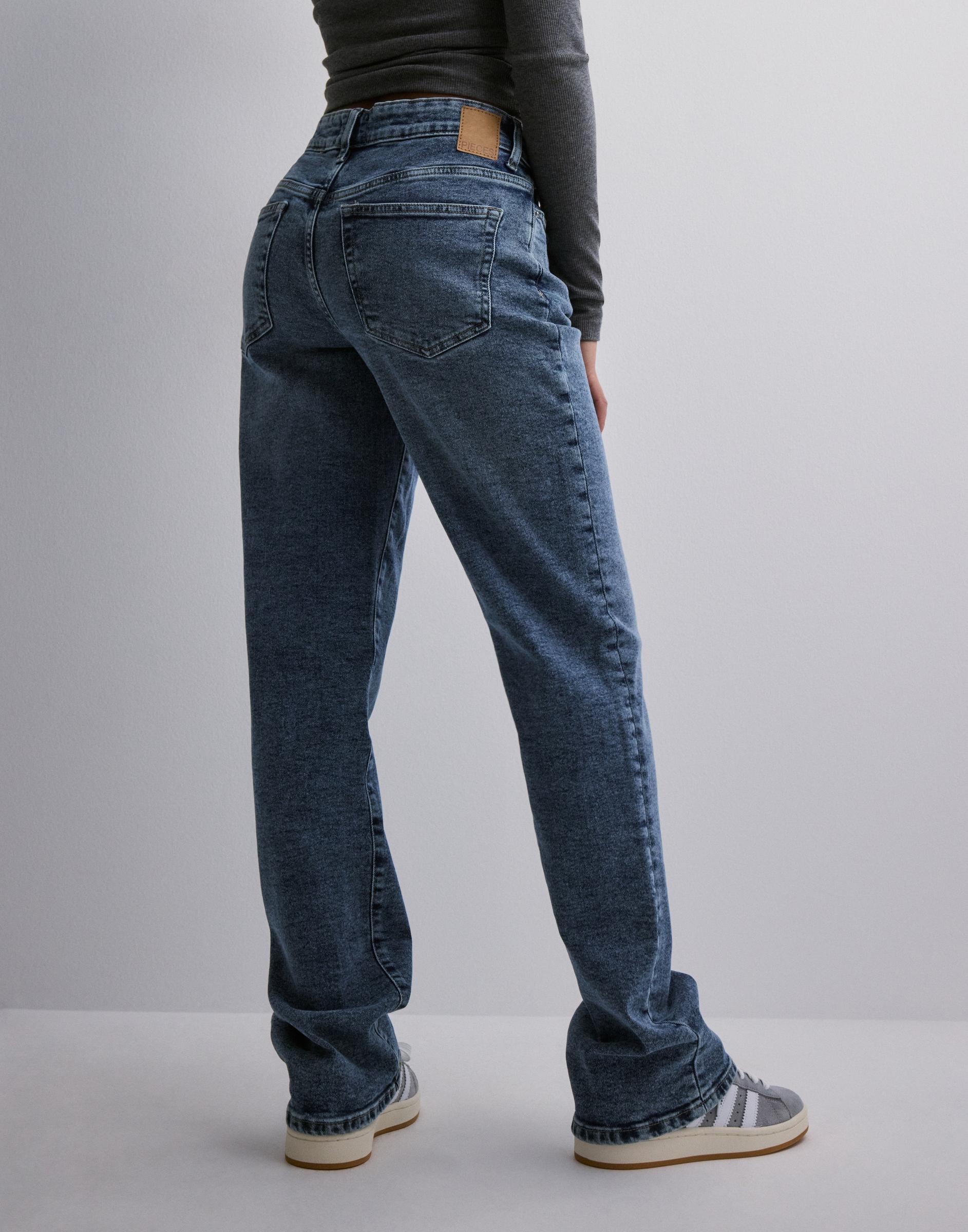 niebieskie spodnie jeans