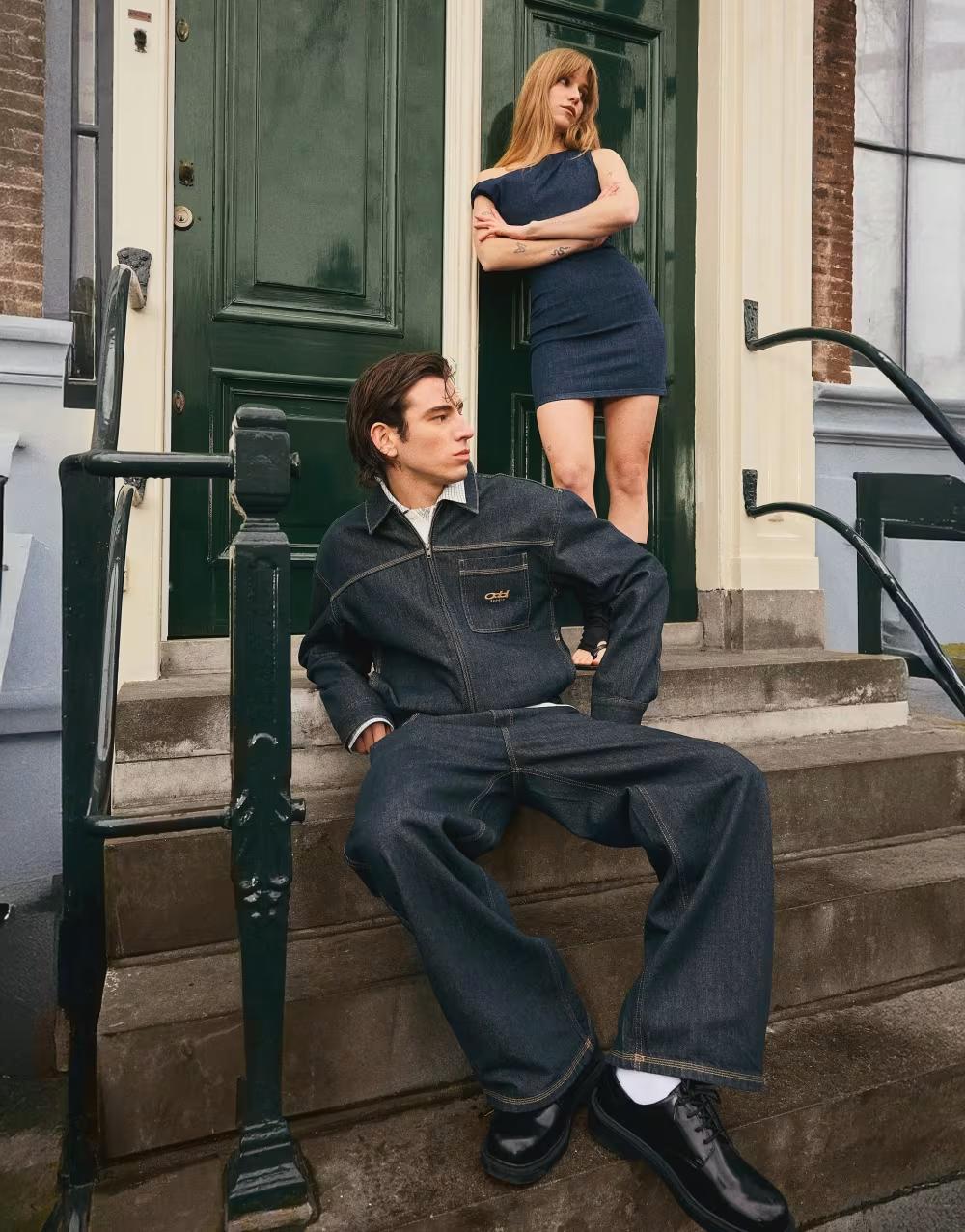 granatowa mini sukienka jeans