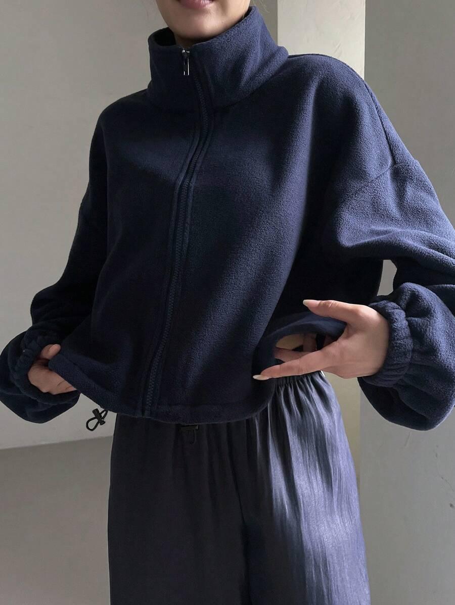 granatowa bluza zamek