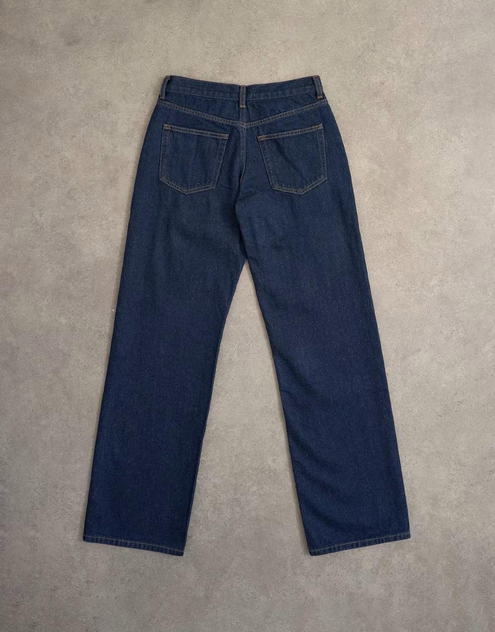 granatowe spodnie jeans z prostymi nogawkami