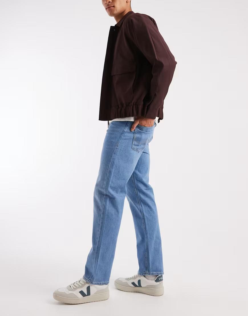 niebieskie spodnie jeans kieszenie